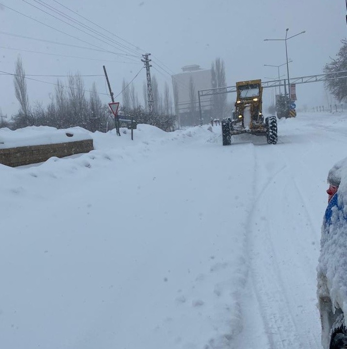 Kar Yağışı Ve Tipi Nedeniyle Karayolları Kapandı