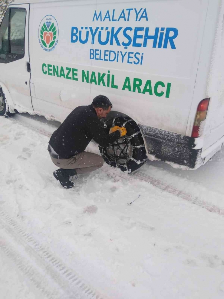 Malatya Büyükşehir Mezarlıklar Müdürlüğünün Zorlu Kar Mesaisi