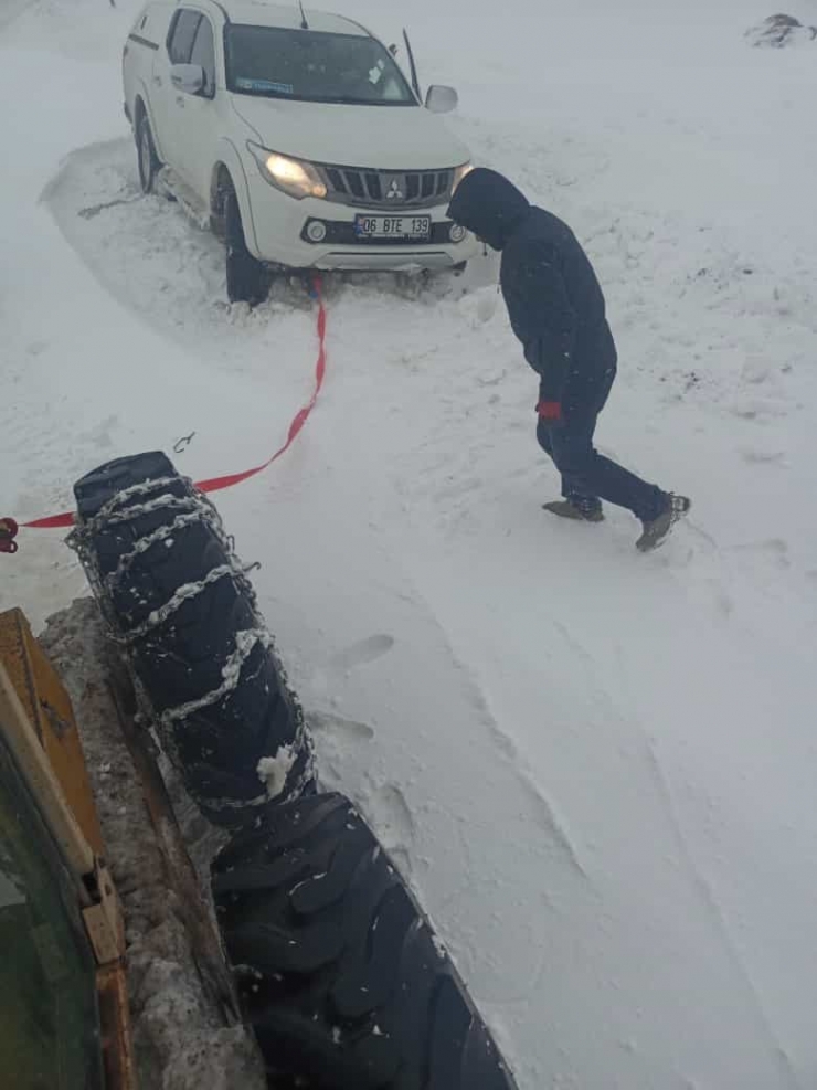 Karda Mahsur Kalan Sürücülerin İmdadına Bağlar Belediyesi Yetişti