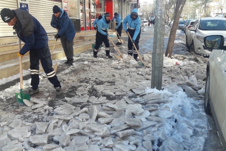 Yenişehir Belediyesi Kaldırımları Buzdan Temizliyor