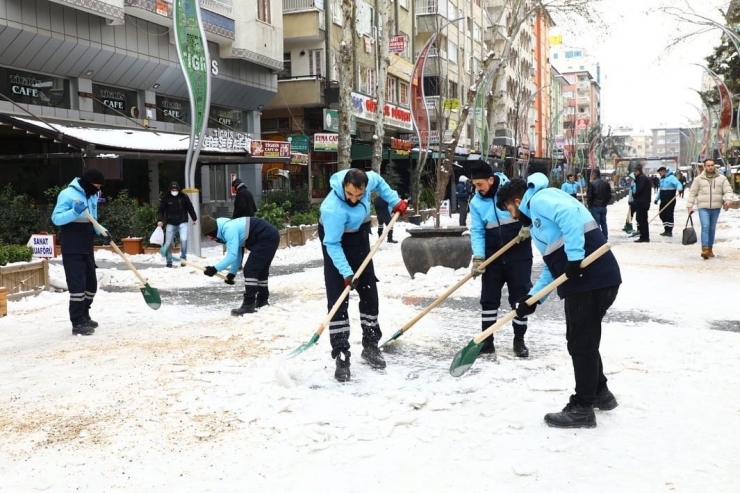 Yenişehir Belediyesi Kaldırımları Buzdan Temizliyor