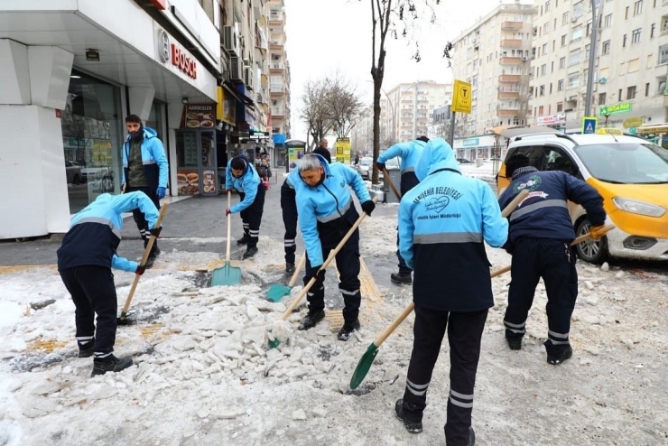 Yenişehir Belediyesi Kaldırımları Buzdan Temizliyor