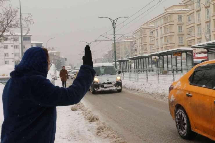 Gaziantep Büyükşehir, Bin 600 Saha Personeli Ve 562 Araçla Vatandaşın Yardımına Koşuyor