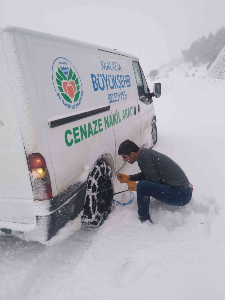 Malatya Büyükşehir Mezarlıklar Müdürlüğünün Zorlu Kar Mesaisi