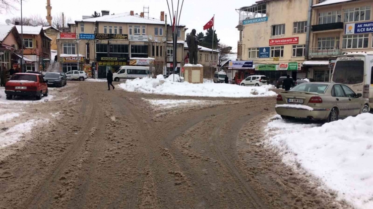 Akçadağ’da Kar Yağışı Etkili Oluyor