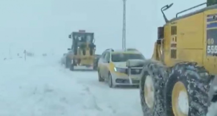 Siverek’te Kırsal Mahallelerin Yolları Kapandı