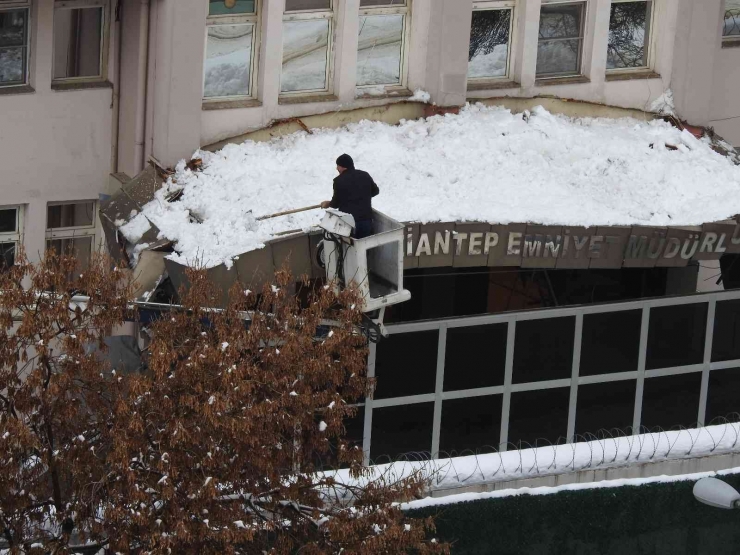 Emniyet Müdürlüğünün Kapı Girişi Çatısına Düşen Kar Kütleleri Vinç Yardımıyla Temizleniyor