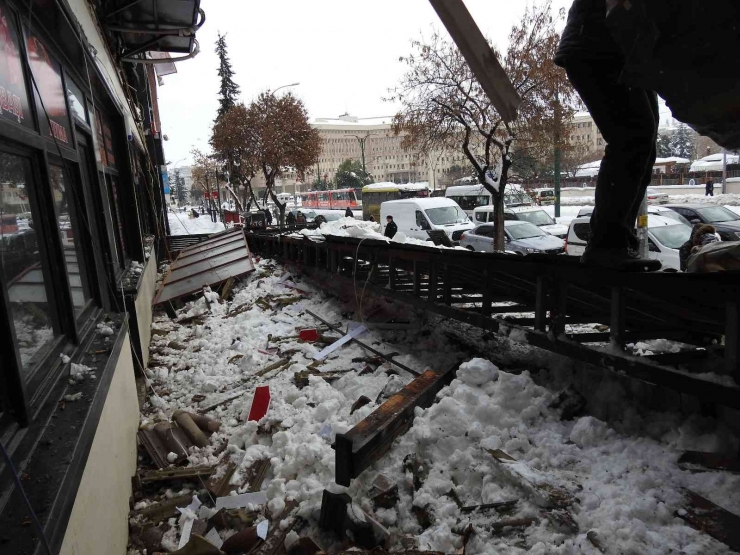 Restoran Çatısının Çökme Anı Kamerada