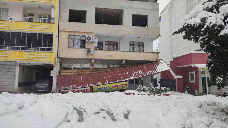 Gaziantep’te Çatıdan Düşen Karlar İş Yerlerine Zarar Verdi