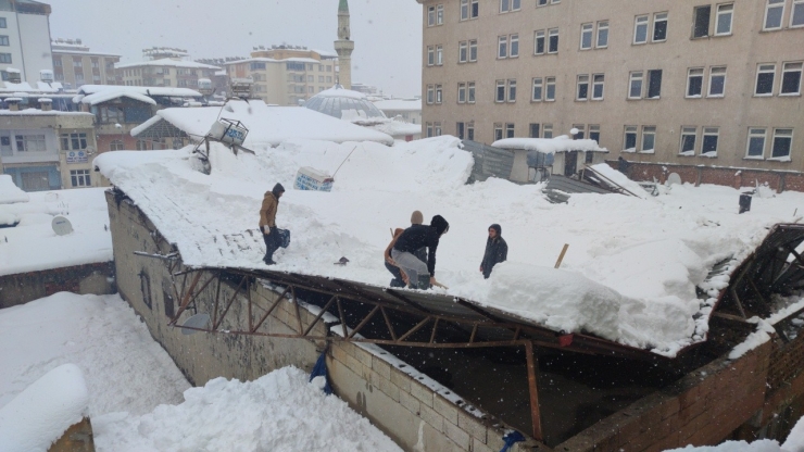 Gaziantep’te Çatıdan Düşen Karlar İş Yerlerine Zarar Verdi