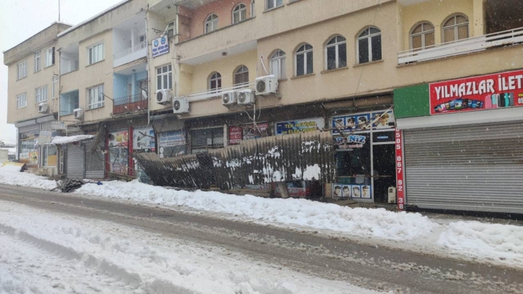 Gaziantep’te Çatıdan Düşen Karlar İş Yerlerine Zarar Verdi