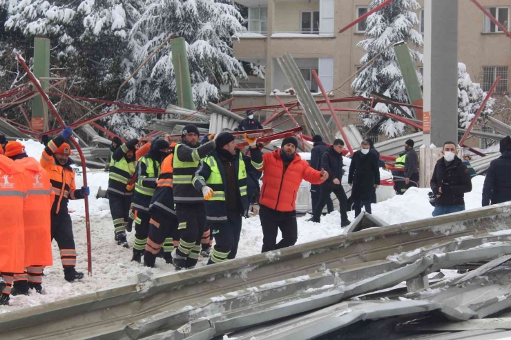 Gaziantep’te Çöken Pazar Yeri Çatısının Enkazı Kaldırılıyor