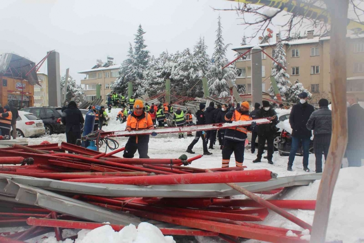 Gaziantep’te Çöken Pazar Yeri Çatısının Enkazı Kaldırılıyor