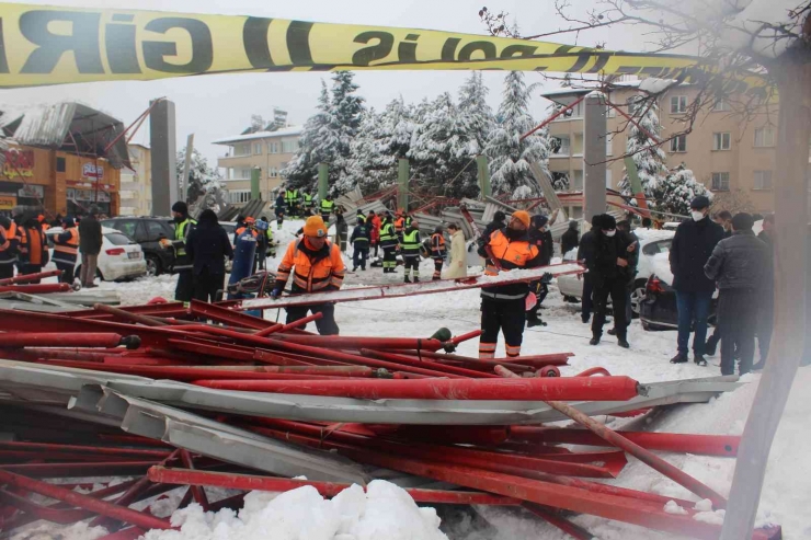 Gaziantep’te Çöken Pazar Yeri Çatısının Enkazı Kaldırılıyor