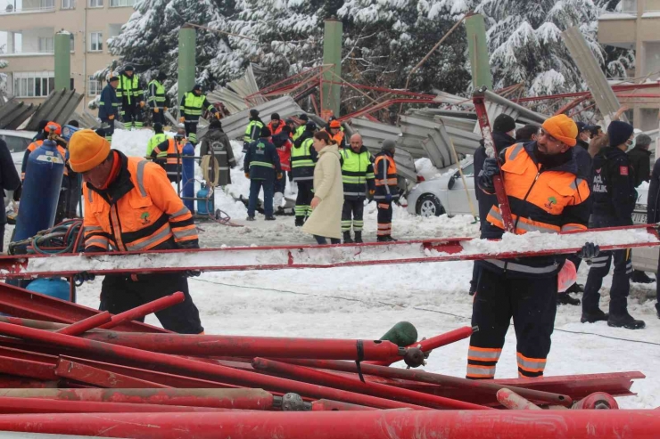 Gaziantep’te Çöken Pazar Yeri Çatısının Enkazı Kaldırılıyor