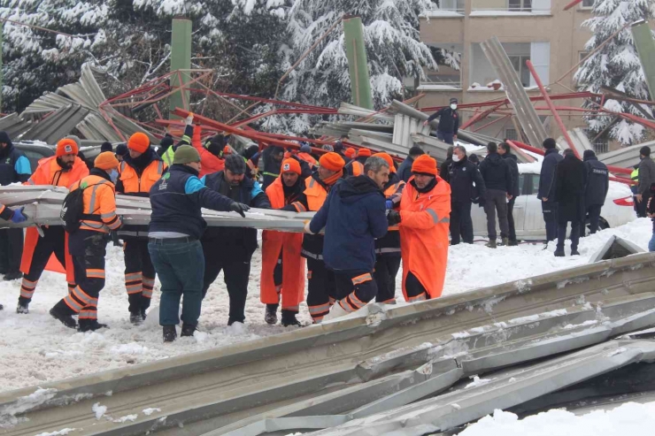 Gaziantep’te Çöken Pazar Yeri Çatısının Enkazı Kaldırılıyor