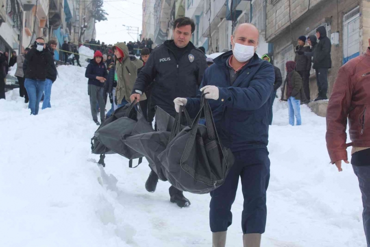 Yangında Dumandan Etkilenen 2 Kardeş Öldü