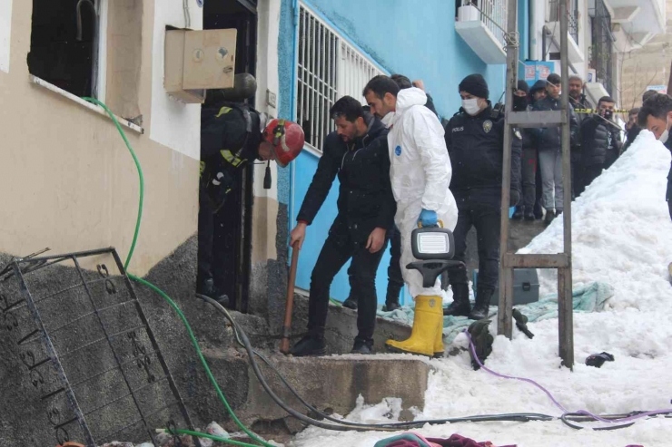 Yangında Dumandan Etkilenen 2 Kardeş Öldü