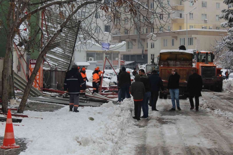 Gaziantep’te Pazar Yeri Çatısı Çöktü, Ortalık Savaş Alanına Döndü