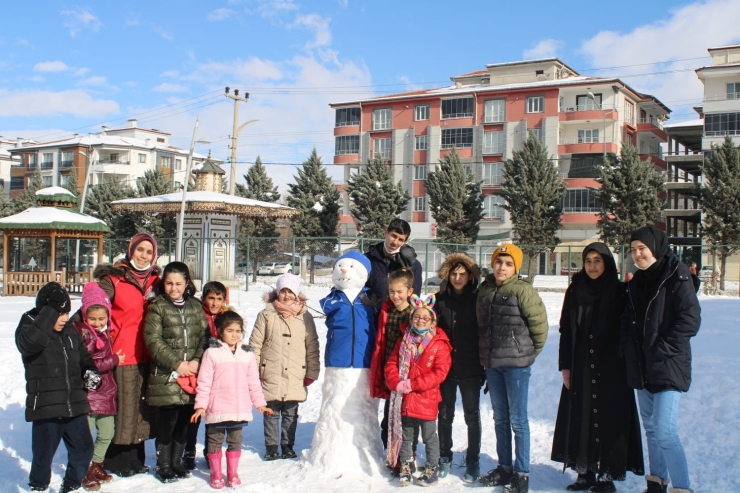 Kar Yağışının Keyfini Çocuklar Çıkarıyor