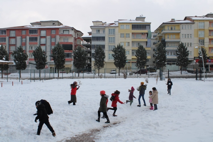 Kar Yağışının Keyfini Çocuklar Çıkarıyor