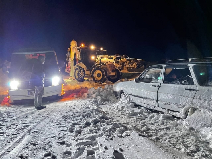 Karda Mahsur Kalan Biri Çocuk 4 Kişiye İhlas Haber Ajansı Ulaştı