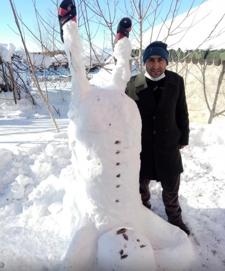 2 Metre Boyundaki Kardan Adam İlgi Odağı Oldu