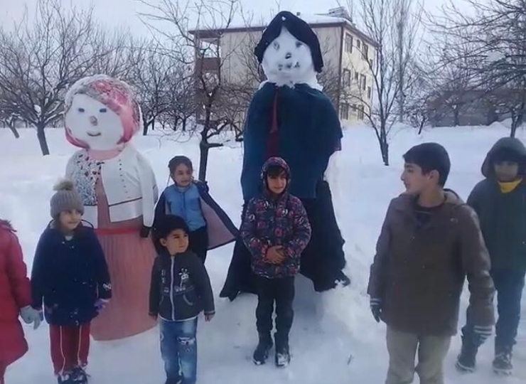 2 Metre Boyundaki Kardan Adam İlgi Odağı Oldu