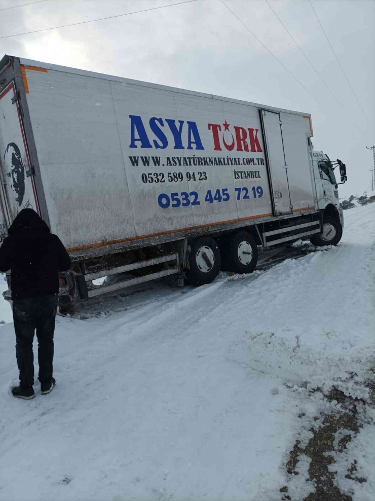 Kardan Kayan Nakliyat Aracı Yolu Kapattı