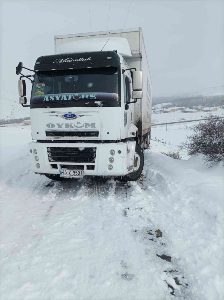 Kardan Kayan Nakliyat Aracı Yolu Kapattı