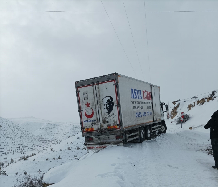 Kardan Kayan Nakliyat Aracı Yolu Kapattı