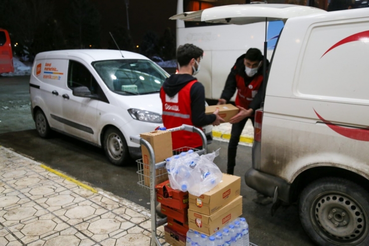 Yollarda Kalanlar Barınaklarda Konaklıyor