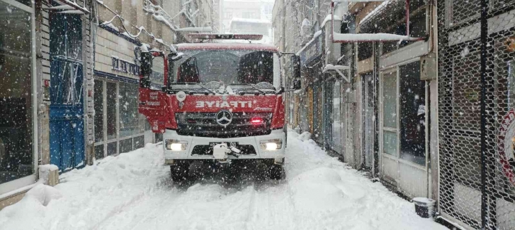 Siyah Dumanların Yükseldiği Ev Ekipleri Harekete Geçirdi