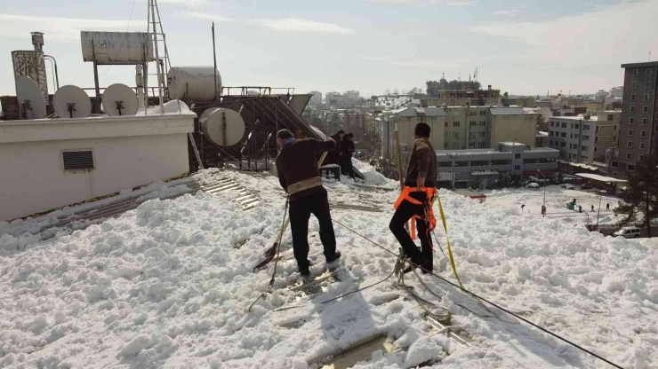 Vatandaşlar Çatıda Kar Temizliyor