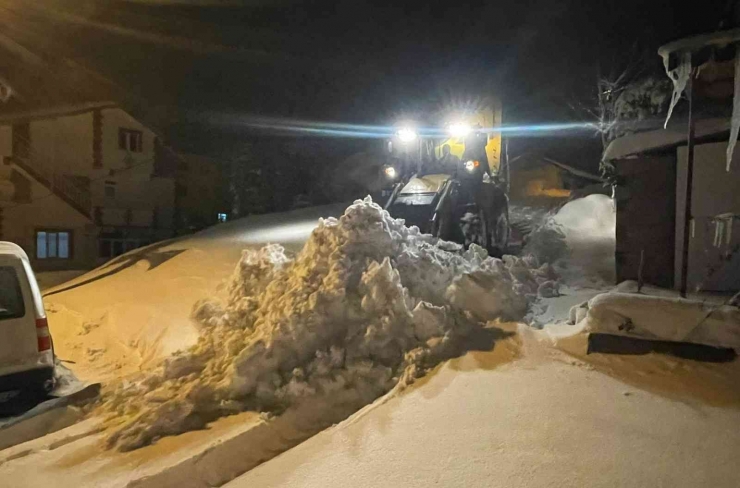 Gölbaşı Belediyesi, Kaldırımlarda Kar Temizleme Ve Tuzlama Yapıyor