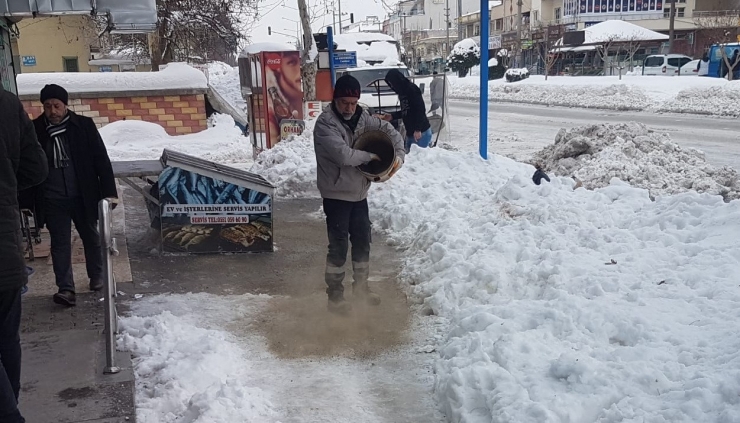 Gölbaşı Belediyesi, Kaldırımlarda Kar Temizleme Ve Tuzlama Yapıyor