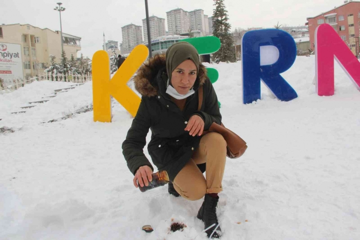 Malatya’da Gençler Karlı Pekmezinin Tadını Çıkardı