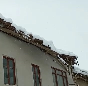 Malatya’da Kar Kütlesini Taşıyamayan İki Evin Çatısında Çökme Meydana Geldi