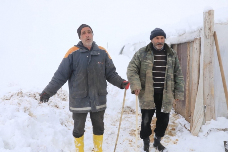 Beydağı’nı Aşan Battalgazi Belediyesi Ekipleri, Üretici Ve Hayvanlarını Kardan Kurtardı