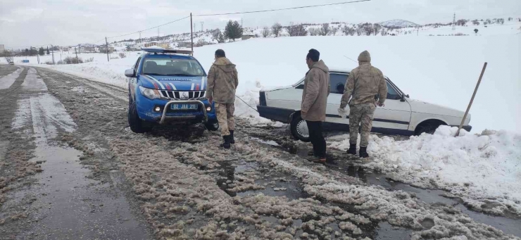 Jandarma Ekipleri Araçlarıyla Mahsur Kalanları Kurtardı