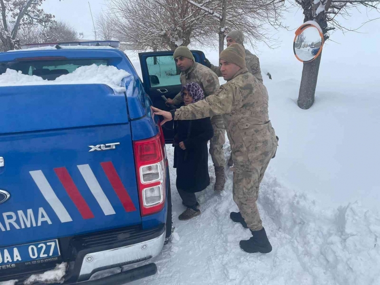 Karbonmonoksit Gazından Zehirlenen Aileyi Jandarma Kurtardı