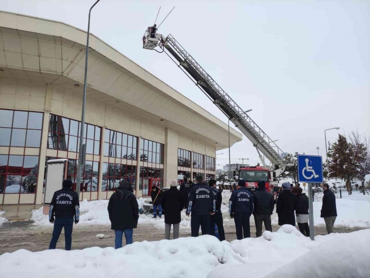 Büyükşehir, Yüksek Kar Yükünün Oluştuğu Şehirlerarası Otobüs Terminali’nde Önlem Aldı