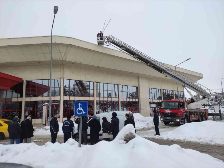 Büyükşehir, Yüksek Kar Yükünün Oluştuğu Şehirlerarası Otobüs Terminali’nde Önlem Aldı