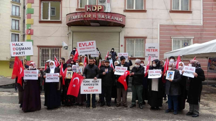 Yunanistan’da Kaçırılan Oğlu İçin Evlat Nöbetine Katıldı