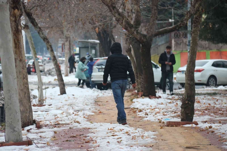 Kar Yağışında 300 Kişi Yaralandı, El Bilekleri Ve Kalça Kırık Vakaları Başı Çekti