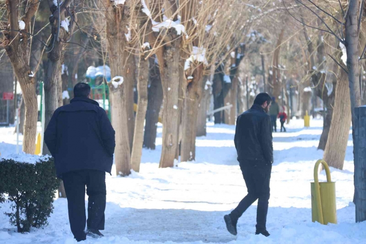 Kar Yağışında 300 Kişi Yaralandı, El Bilekleri Ve Kalça Kırık Vakaları Başı Çekti