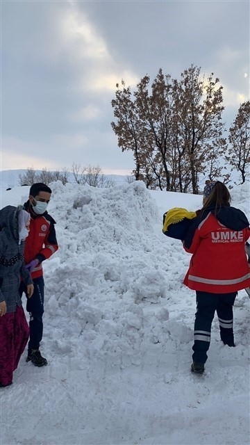 Yeni Doğum Yapan Anne Ve Bebeği İçin Ekipler Seferber Oldu