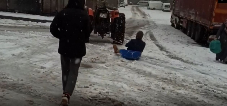 Kar Üstünde Leğenle Snowboard Yaptı