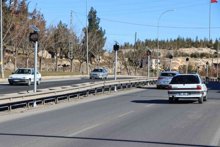 Tehlikeli Virajlara Flaşörlü Önlem