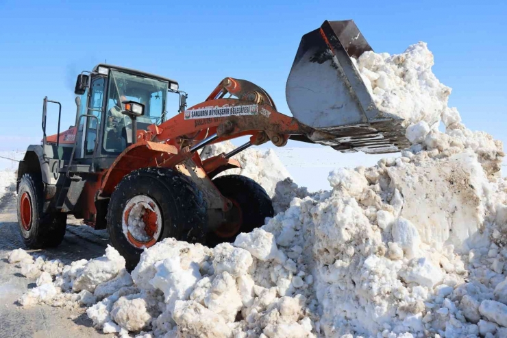 Şanlıurfa’da Karla Kaplı Köy Yolları Bir Bir Açıldı